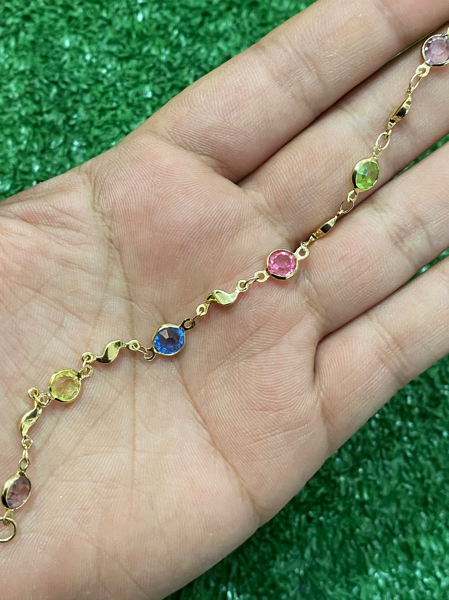 Pulsera dorada con cristalería de colores con baño en oro