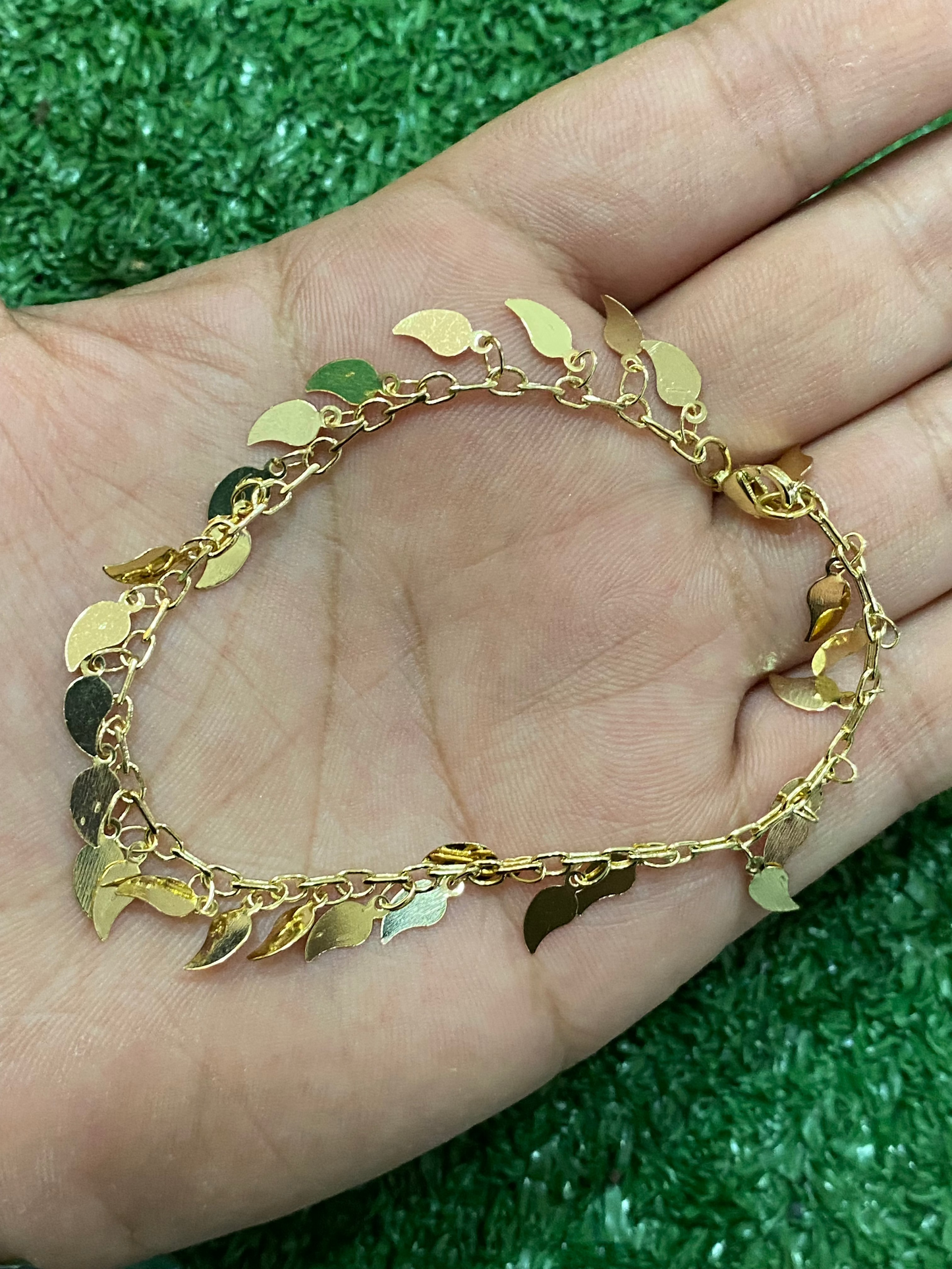 Pulsera dorada de hojas con baño en oro