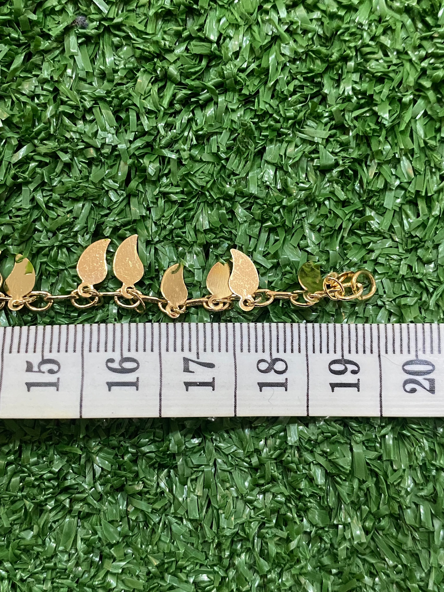 Pulsera dorada de hojas con baño en oro
