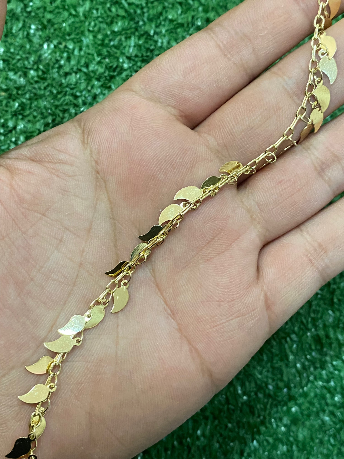 Pulsera dorada de hojas con baño en oro