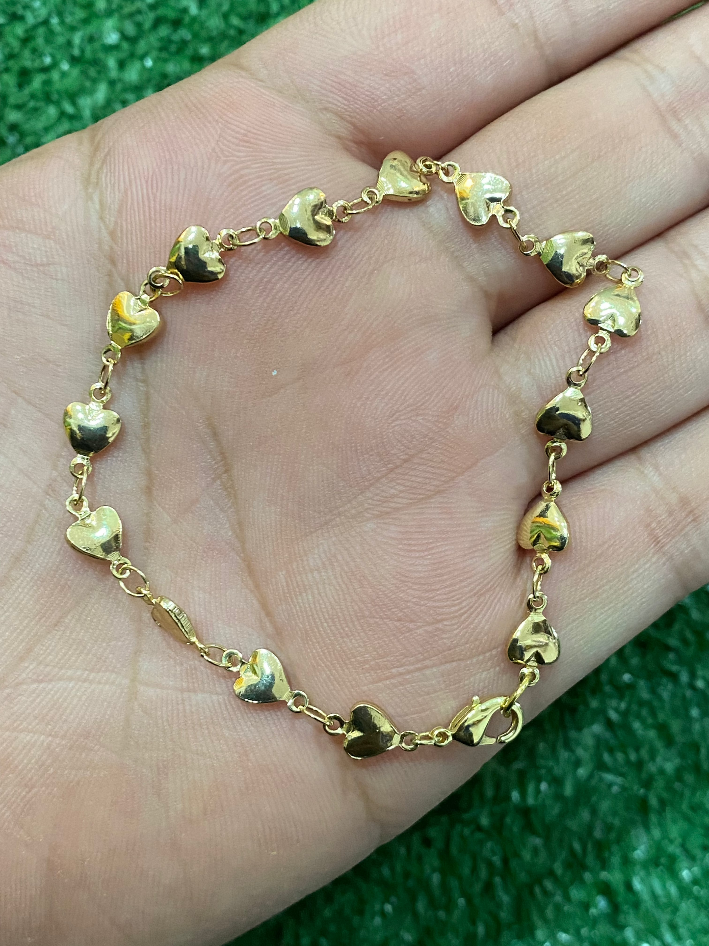 Pulsera de corazones dorada con baño en oro