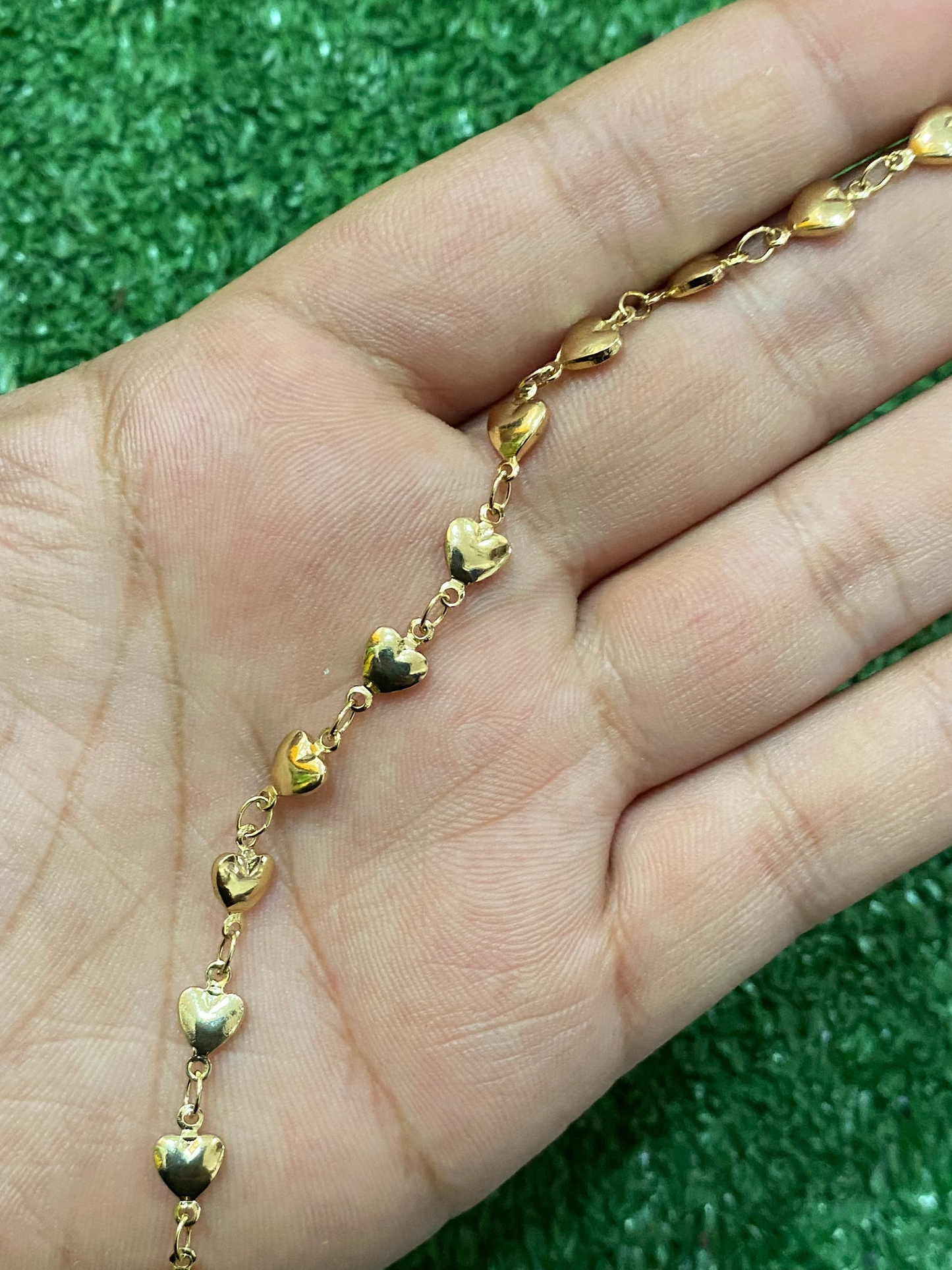 Pulsera de corazones dorada con baño en oro