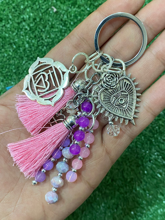 Llavero en tonos lilas y rosas con corazón y chakra