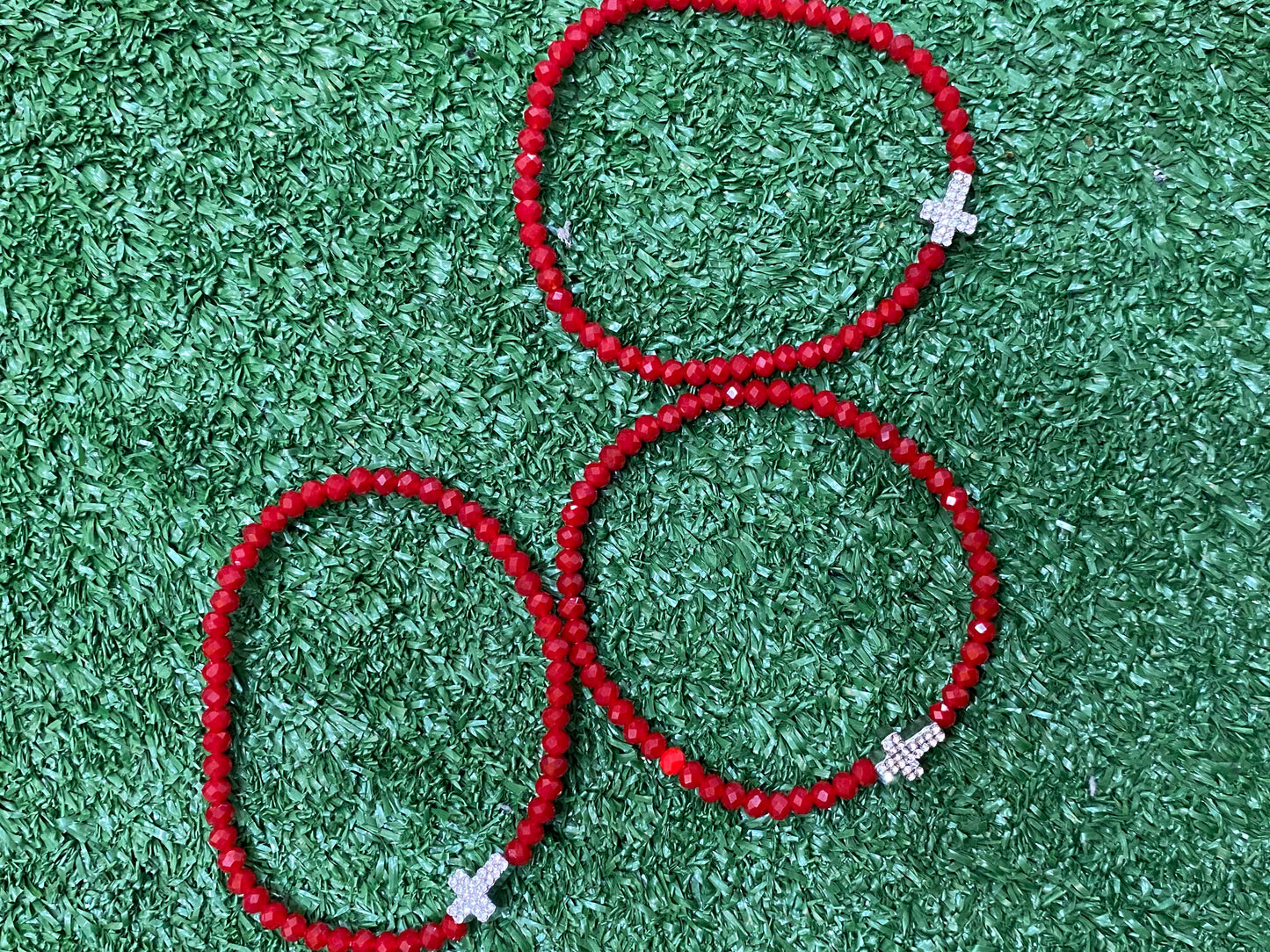 Pack de 3 pulseras rojas elásticas con dije de cruz