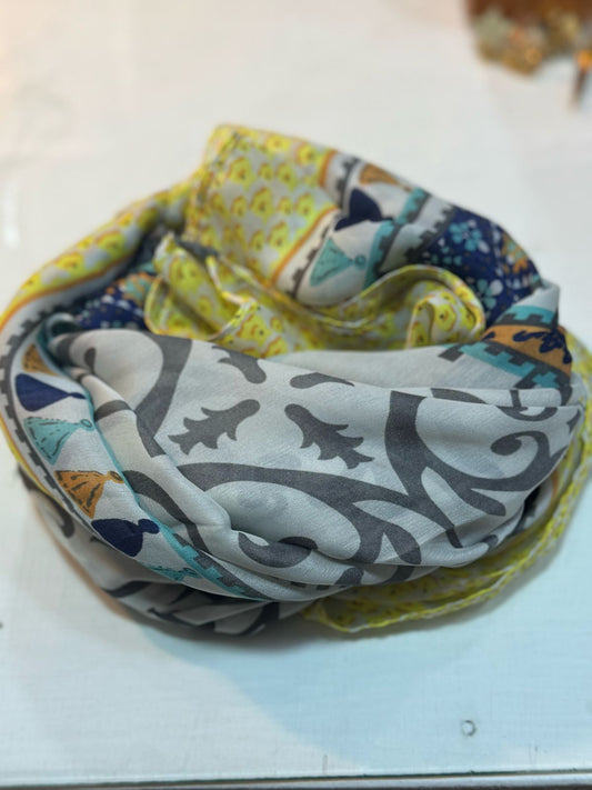 Pañuelo delgado en tonos azules y amarillos