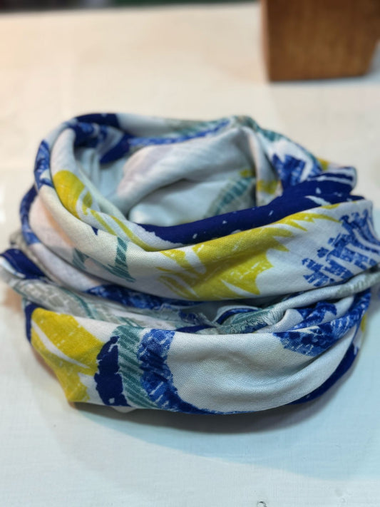 Pañuelo en tonos azules y amarillos