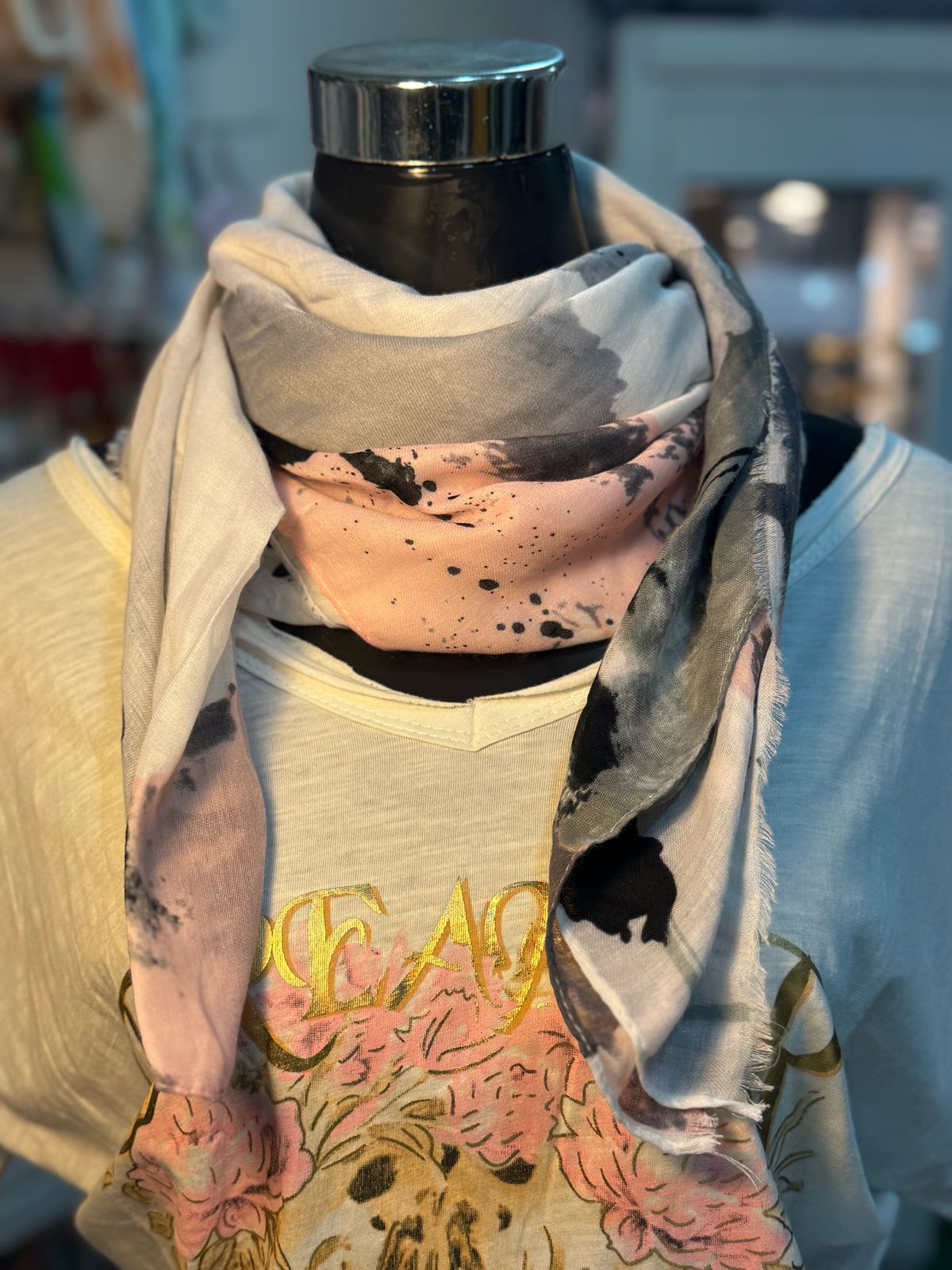 Pañuelo en tonos grises y rosas