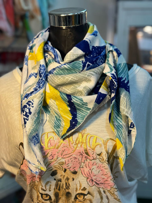 Pañuelo en tonos azules y amarillos