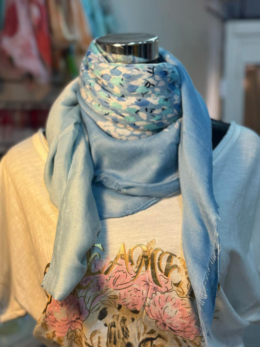 Pañuelo celeste con flores blancas