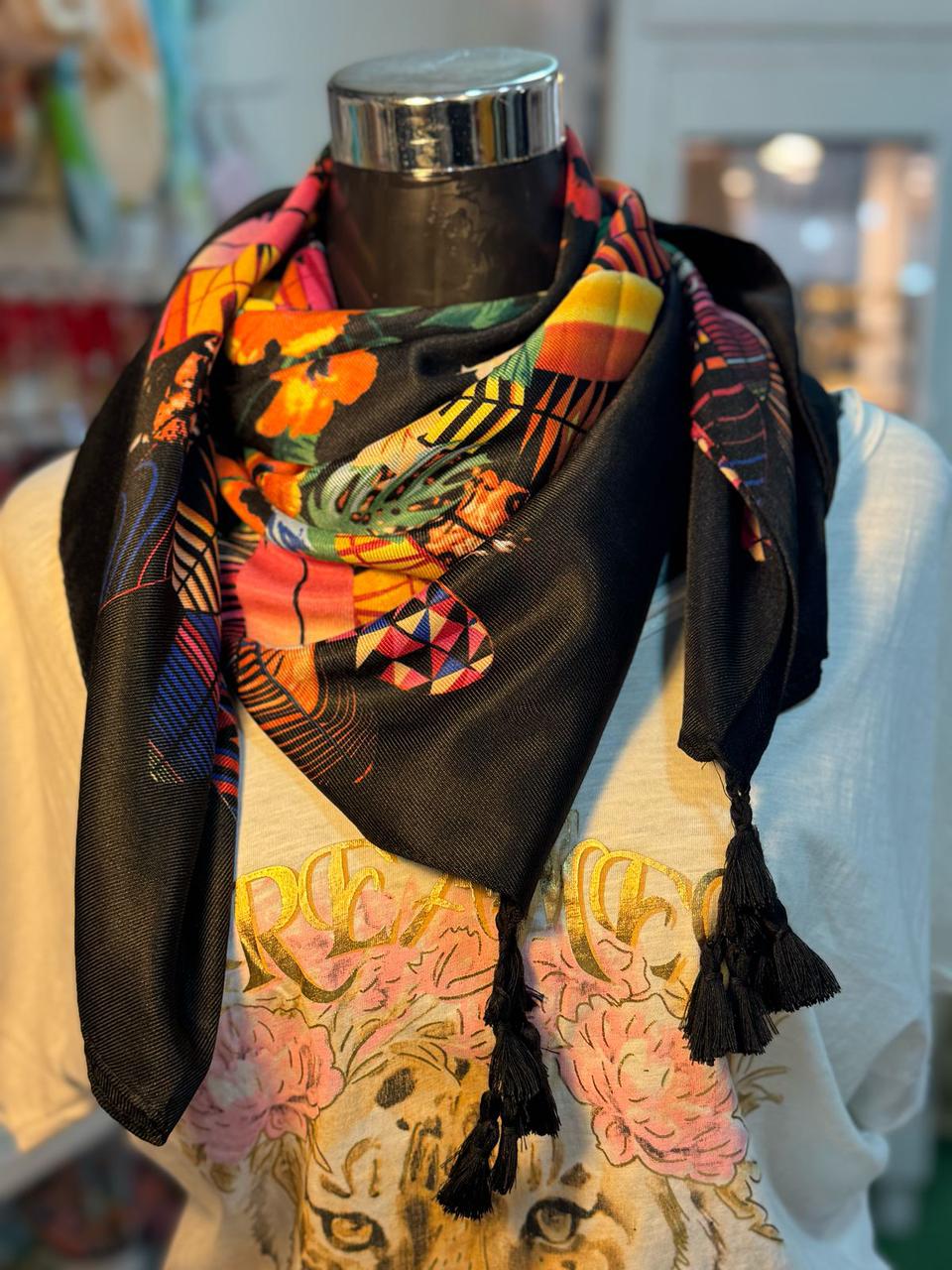 Pañuelo negro con flores