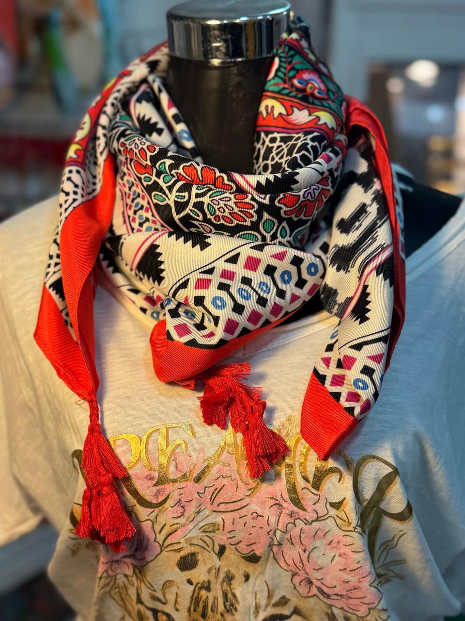 Pañuelo en tonos rojos