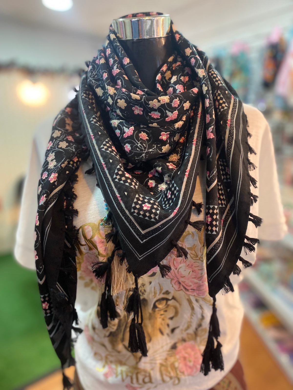 Pañuelo negro con flores
