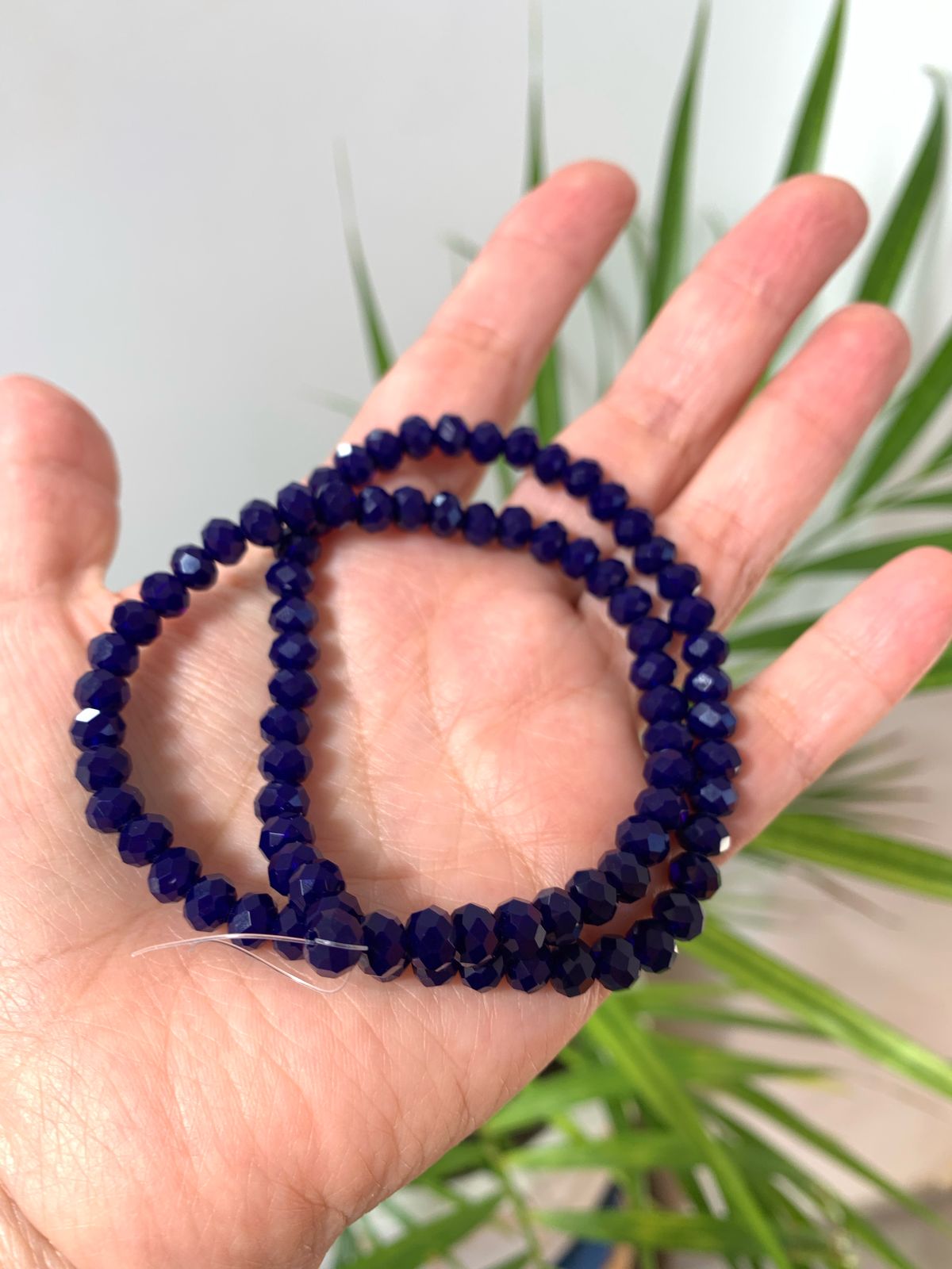 Tira de cuentas de 6 mm azules (84 unidades)